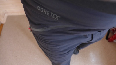 Construction : Gore-Tex Pro Shell 3 couches, poches latérales sur le haut des cuisses.