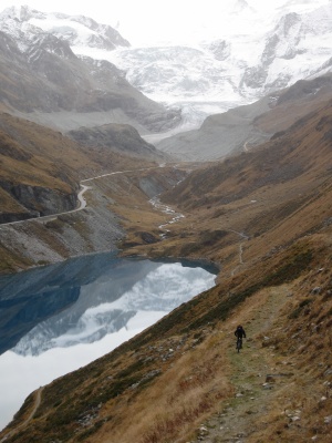 Encore une jolie descente sur un lac de barage aux eaux turquoises et le glacier en fond