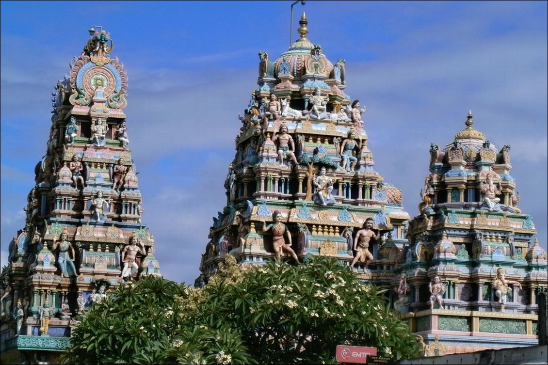 La plupart des mauriciens viennent d'Inde... d'où les temples nombreux. Celui-ci est l'un des plus beaux. Disons l'un des plus beaux quand on aime leur côté kitsch.