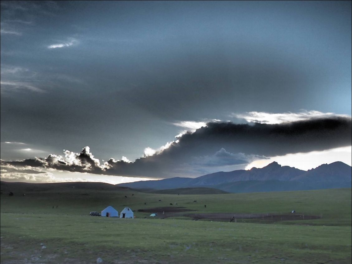 Photo de la semaine: Yourte sur les berges du lac de song-kol