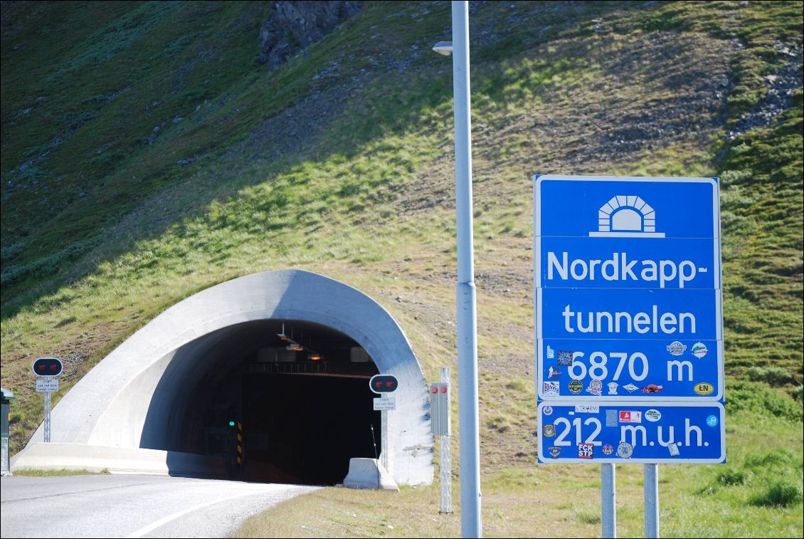 Le fameux tunnel qui fait pas rire pour nous les cyclos. 3kms de descente à 10 % et 3kms 870 de montée à 10 % (moi j'aurais dit 12%!!!). Oh la vache!