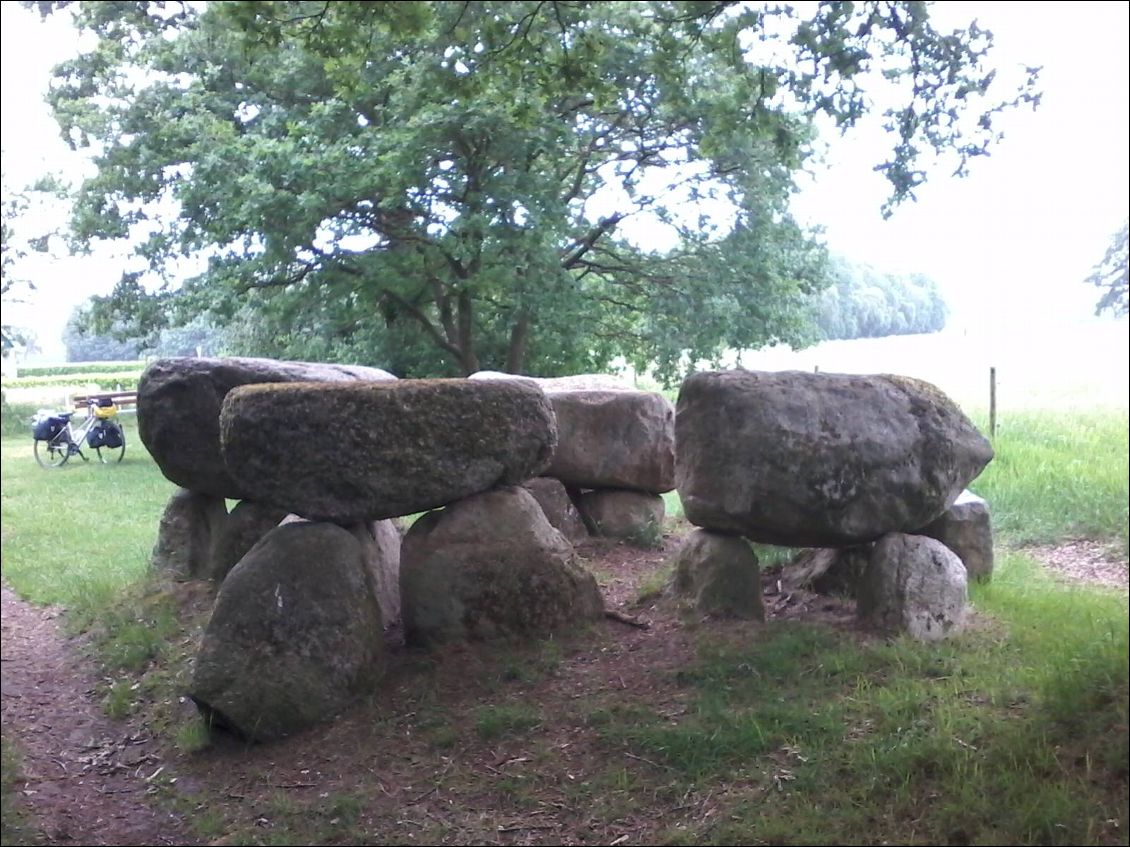 Ma Doué , j'ai tourné en rond : me voici de retour en Bretagne. Je reconnais nos dolmens.
Comme à la maison !