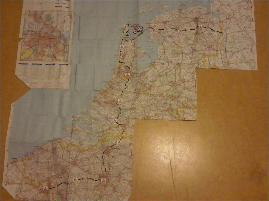 La photo n'est pas terrible, mais voici en exclusivité la carte non interactive de mon trajet au Benelux. Depuis Lille (en bas) jusqu'à mon entrée en Allemagne en haut à droite, en passant par Bruxelles et Amsterdam.