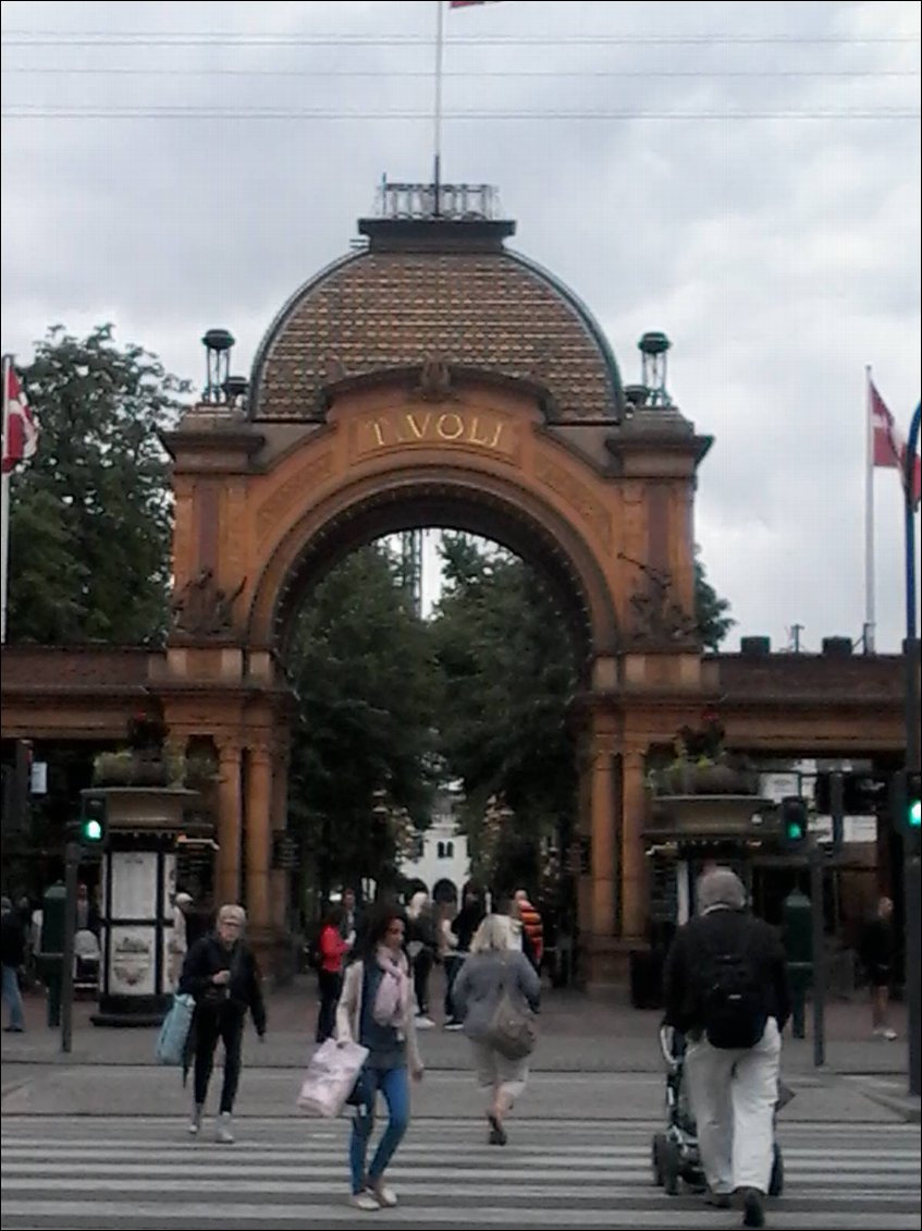 L'entrée du parc d'attraction en plein centre ville