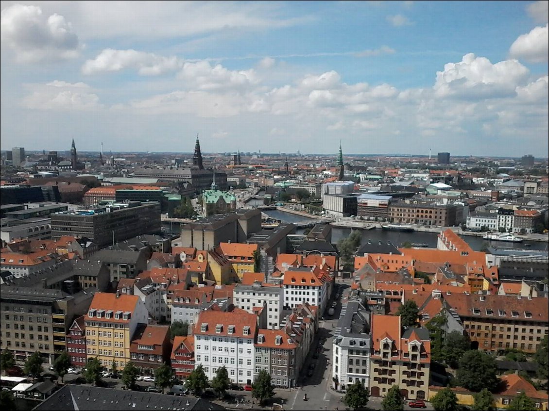 Je suis montée tout en haut du clocher de l'église du quartier de Christianshavn. Et voici quelques vues de la ville.