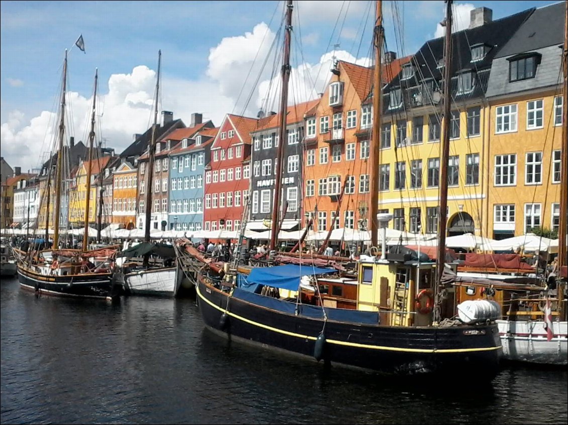 A nouveau le quartier de Nyhavn, mais avec du soleil.
