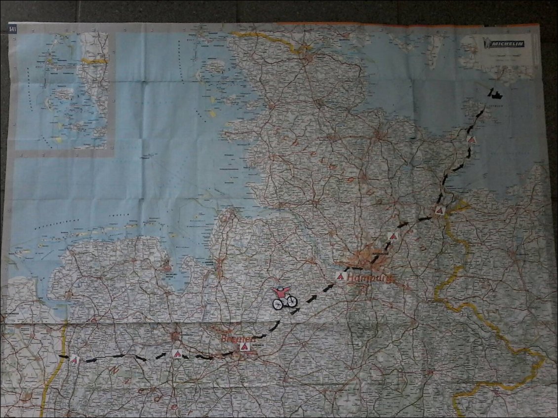 Voici enfin mon trajet sur carte papier dans le Nord Ouest de l Allemagne.
Je me souviendrai particulièrement du bivouac au bord de la Hunte, de Brême et de Lubeck.