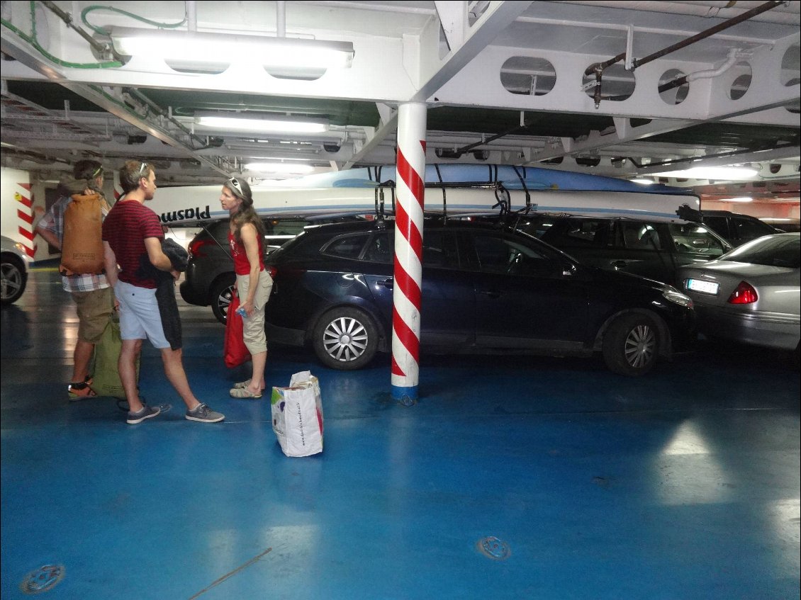 Dans le ferry, hauteur limite parfois au centimètre près certaines poutres du ferry :-)