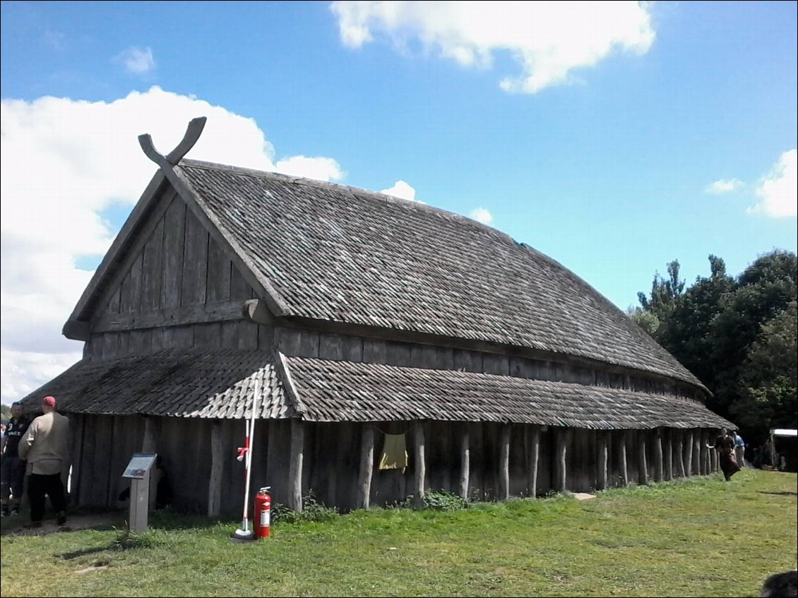 Reconstitution d'une maison viking. Même style que celle du musée aux Lofotens (Norvège )
