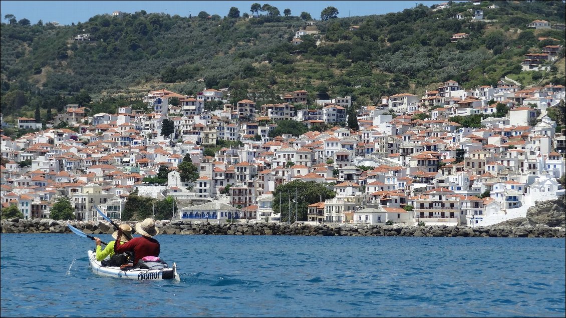 L'arrivée sur la ville de Skopelos, touristique mais esthétique