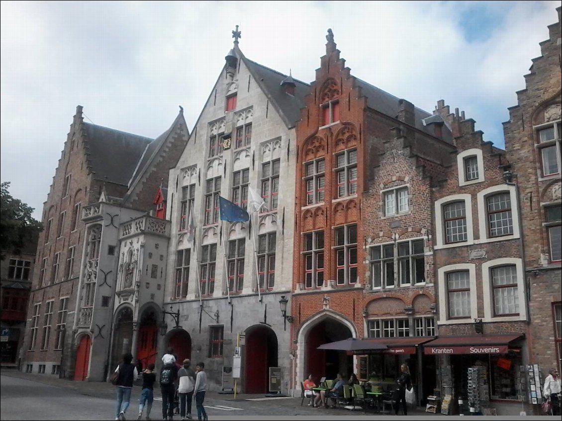 La place Jan Van Eyck où l'on prelevait un droit de péage sur les marchandises importées au Moyen Âge.