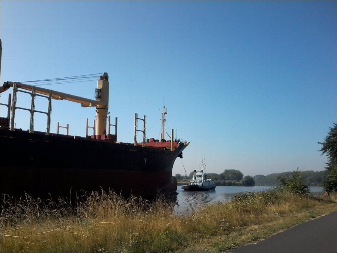 J'assiste à la manoeuvre d'un cargo sur le canal de Caen. Sacré demi tour sur place !