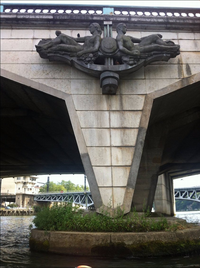 pont Kitchener et sa sculpture représentant la Saône et le Rhone
