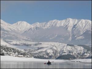 lac-de-serre-poncon-en-hiver-kayak-de-mer