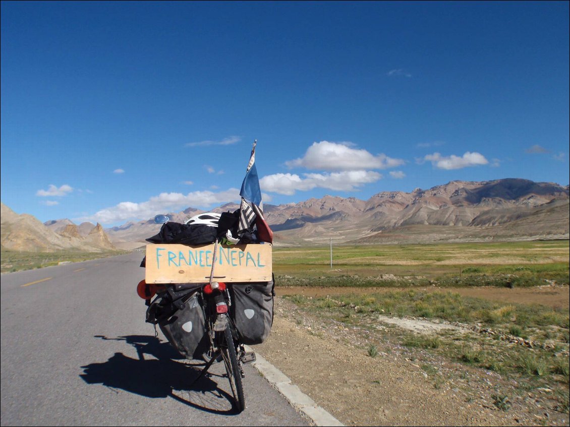 Résilience, c'est le nom du grand voyage de Vincent Bernard : parti de France, il rallie le Népal à vélo pour mieux repartir dans la vie !
"Début de la partie tibétaine de mon voyage.
Un sacré culot me fera accomplir mon rêve de découvrir cette route interdite, déserte et hostile du Tibet. Ce passage entre Lhassa et le Népal culminant entre 4000 et 5200m est en effet interdit à tout touriste seul, sans guide et sans permis. Ma présentation de Résilience traduite en Chinois contribuera sûrement à réaliser ce rêve pour passer les 6 checkpoints jusqu'au Népal…"
Photo : Gaëdic se lance dans de grandes aventures dans la nature, à la recherche d’une nouvelle philosophie de vie…
Photo : Vincent Bernard