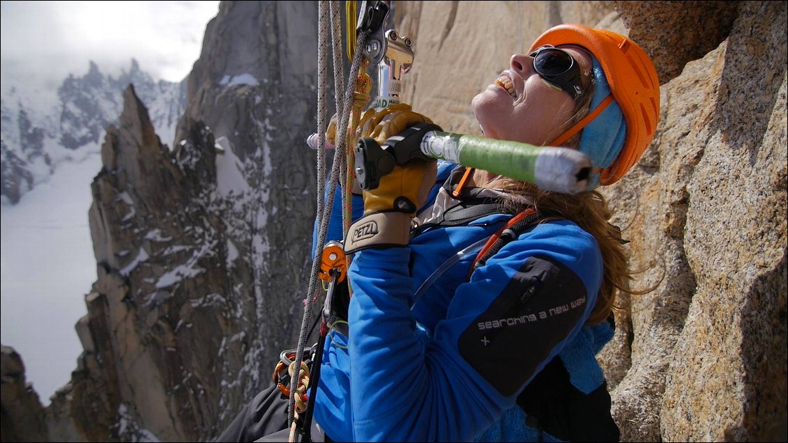 Elle voyage à la verticale !
Vanessa François en grande voie dans le massif du mont Blanc.
Photo : Bertrand Delapierre