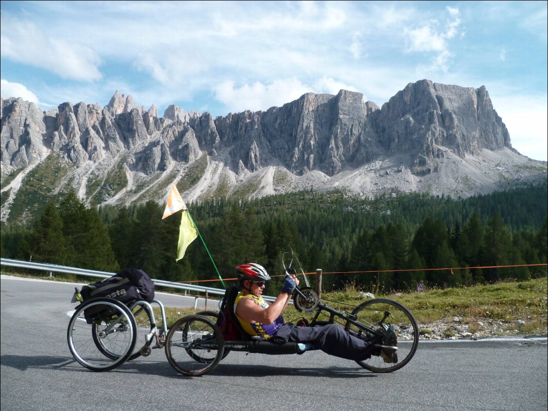 Nathanaël Schaeffer en voyage à handbike dans les Dolomites. Il tracte son fauteuil roulant en guise de remorque, son matériel de bivouac fixé dessus.
Photo : Nathanaël Shaeffer