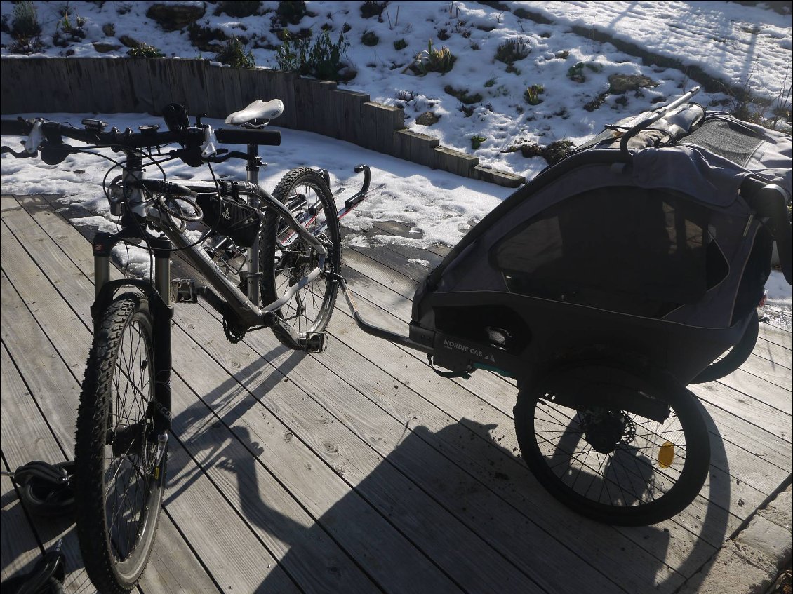 Remorque vélo enfant 2 places Nordic Cab Urban - braquage important sur un seul côté