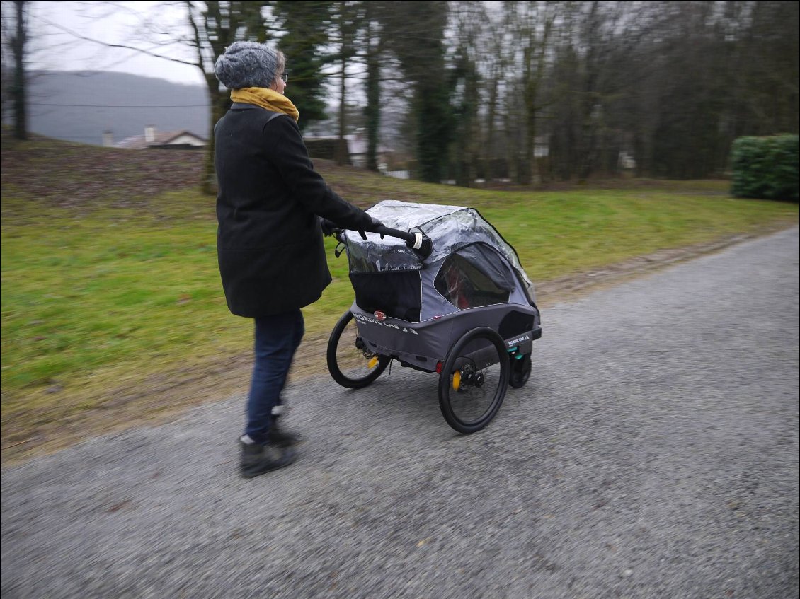 Remorque vélo enfant 2 places Nordic Cab Urban - mode poussette (sous la pluie !)