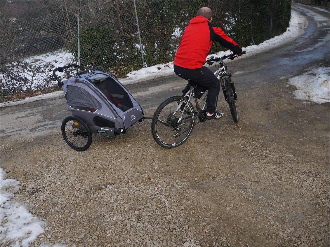 Remorque vélo enfant 2 places Nordic Cab Urban - test à vélo