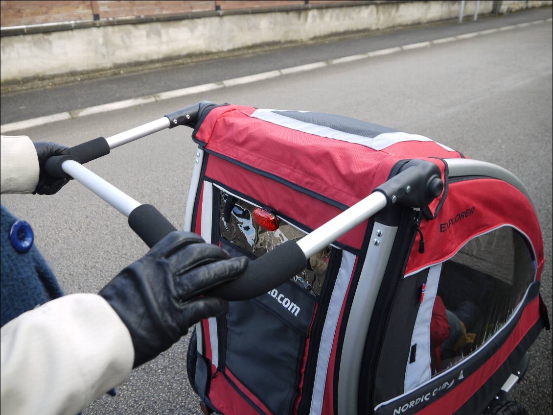 Remorque vélo enfants deux places Nordic Cab Explorer - mode poussette.
La barre de poussette est un peu longue à notre goût mais multi-positions