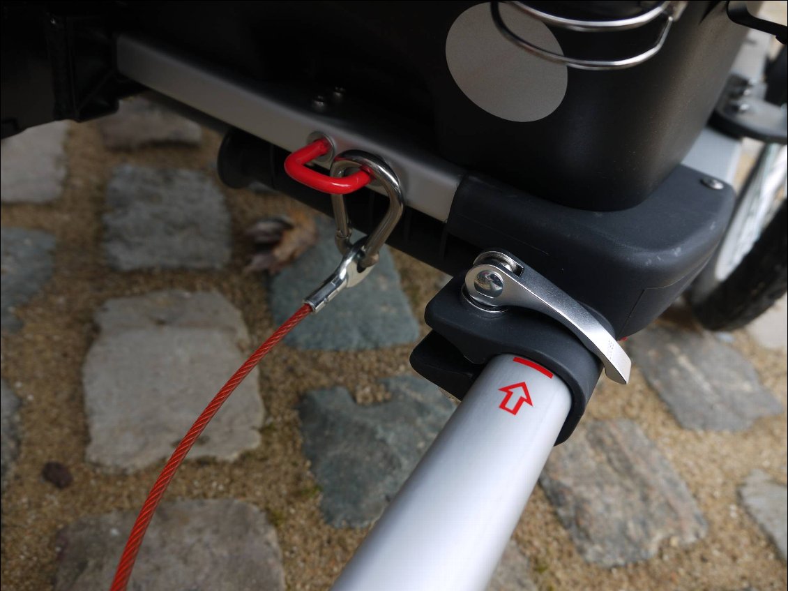 Remorque vélo enfants 2 places Nordic Cab Explorer - attache du timon sur remorque + sécurité avec câble