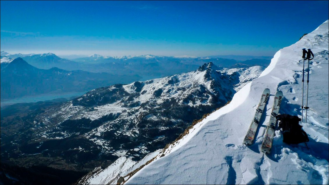 Au sommet de Roche Méane, belle vue sur les aiguilles de Chabrières et le lac de Serre-Ponçon.