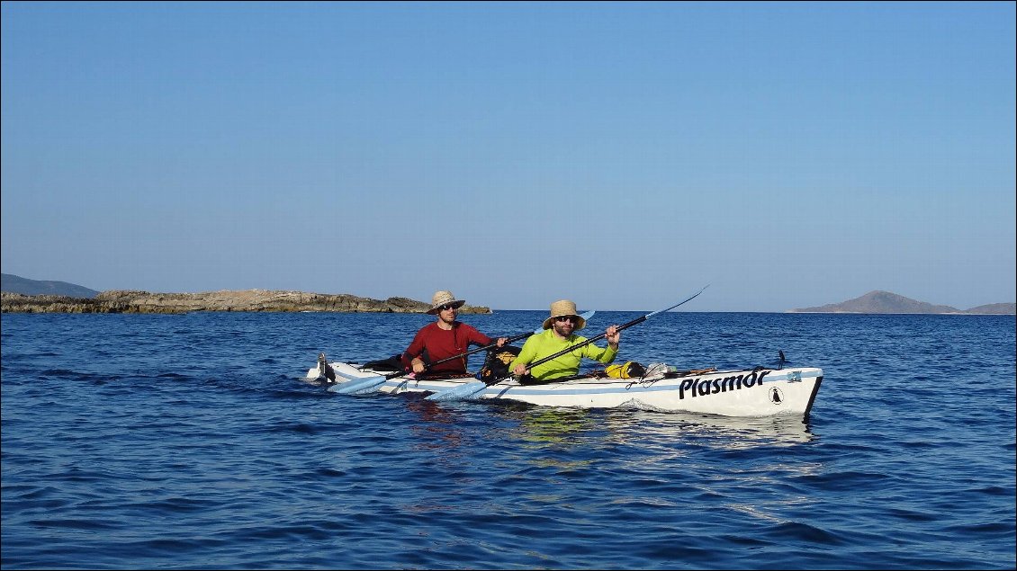 Biplace en fibre (Plasmor Belouga 2 dans les îles Sporades en Grèce), quasiment 6m de long, un kayak bien rigide et qui va vite !