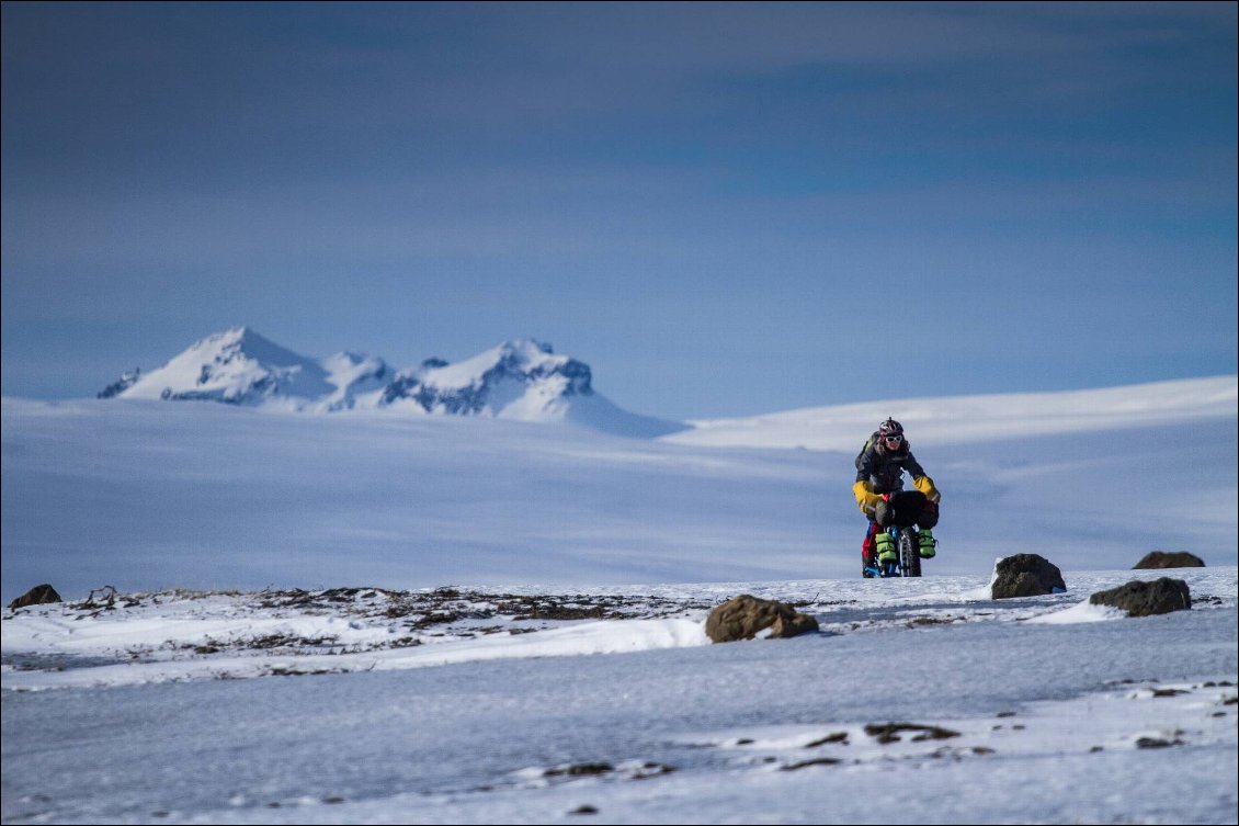 Islande : Fat-bike-packing, les highlands enneigés à VTT
Les hautes terres islandaises sont exposées à des vents forts ; la neige est souvent érodée et peu profonde. À l’arrière-plan, les champs de neige s’élèvent et rejoignent le glacier Langjökull, à 1400m d’altitude.
Photos : Oliver et Annie Lloyd-Evans