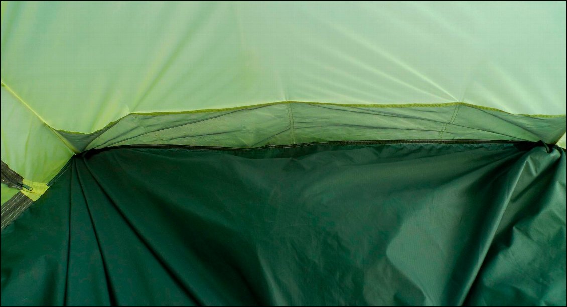 Largement de quoi ranger du matériel dans les poches qui occupent toute la largeur, de chaque côté de la tente.