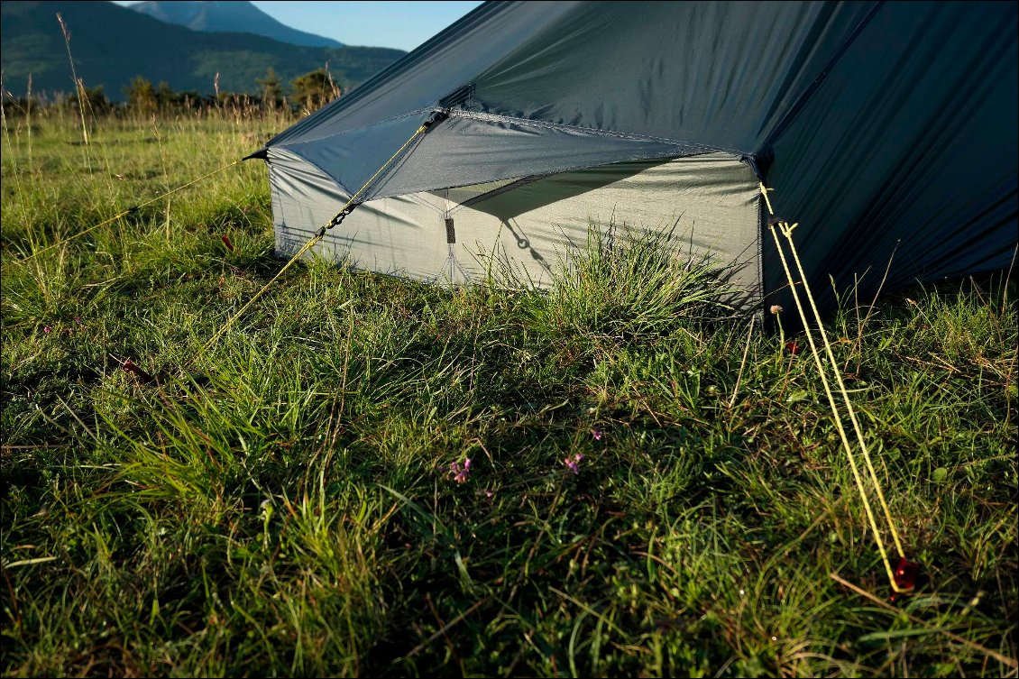 Les rigidificateurs en bout de tente sont intégrés au double toit, ce qui facilite le montage de la tente.
