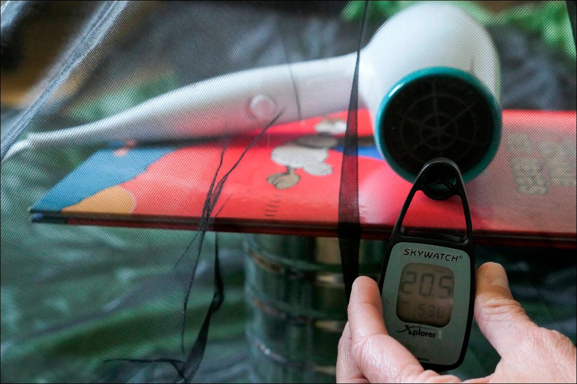 Un sèche-cheveux, un anémomètre et une BD du génie des alpages : le nécessaire pour mesurer un flux d'air à travers une moustiquaire...