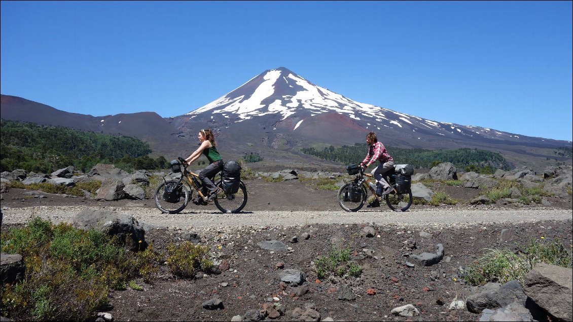 9 mois à vélo dans les Andes avec son ex !
Volcan Llaima (3125 m), région d’Araucanie (Chili).
Photo : Mickaël Dando et Pauline Verdier