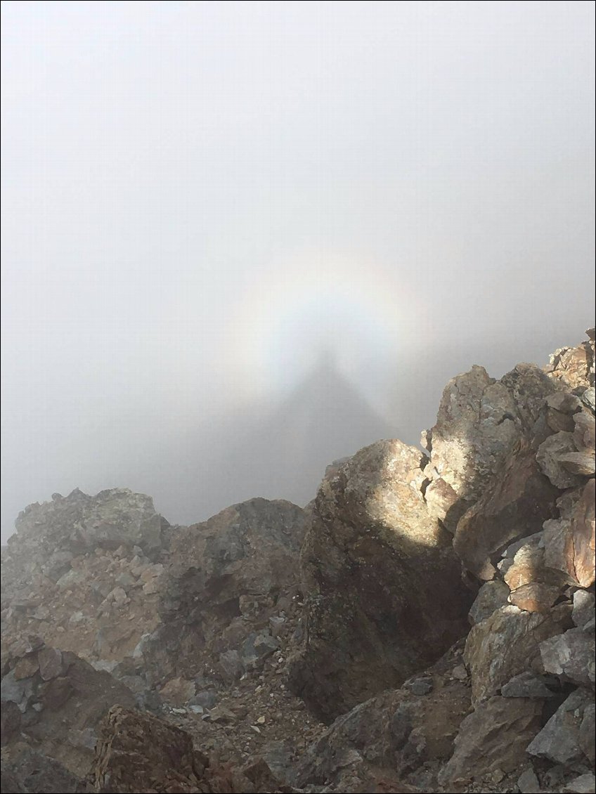 Spectre de Broken en descendant des Rouies dans le parc national des Ecrins.
Photo : Frédéric Bru (voir sur Instagram : grandezoreilles )