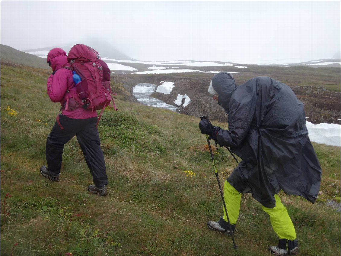Départ de trek dans le Hornstrandir sous un temps islandais ;-) !
Photo : Johanna