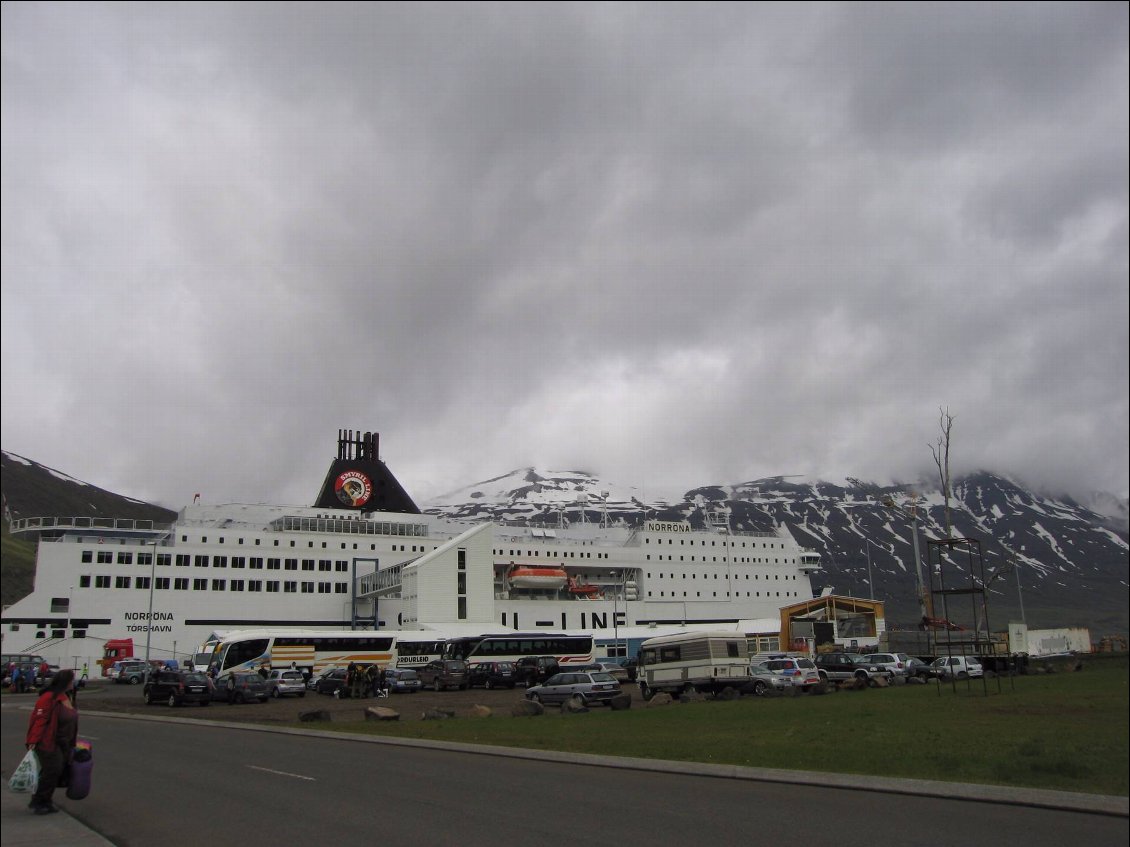 Le navire Norröna à l'arrivée en Islande, dans le fjord de Seyðisfjörður.
Photo : Johanna