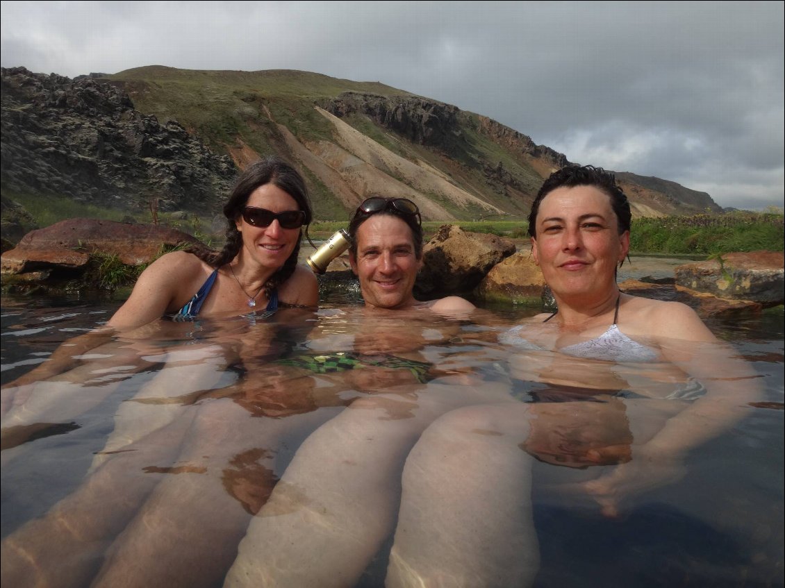 Sources d'eau chaude au Landmannalaugar. Il s'agit ici du cours d'une rivière d'eau froide que des sources d'eau chaude viennent réchauffer. On a plus ou moins chaud en choisissant son emplacement.
Photo : Johanna