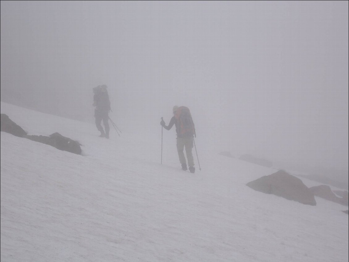 Nous devrons utiliser le GPS pour tenter de trouver un col dans le brouillard et les pentes de neige, suite à une erreur d'itinéraire :-).
Photo : Johanna