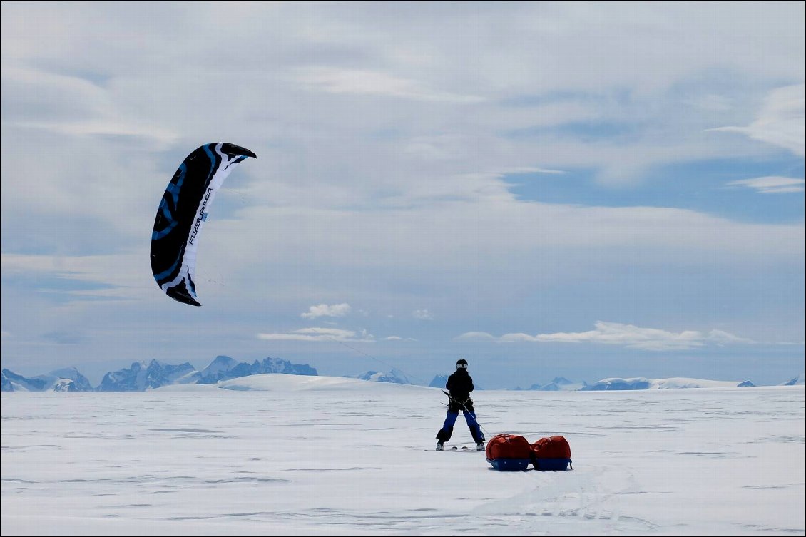 Expédition Wings Over Greenland II, les fort vents catabatique soufflant sur la calotte du Groenland permettent à Mika et Cornelius d'en faire le tour à ski-pumka en se faisant tracter par des kites.
Photo : Michael Charavin
 latitudes-nord.fr
