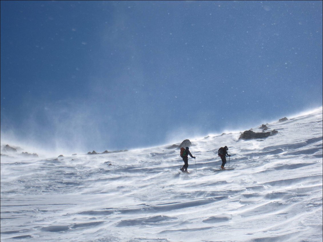 Tour du Thabor à ski de randonnée.
Pendant la montée au col du Vallon, un fort vent soulève la neige, sculpte les pentes et nous étourdit.
