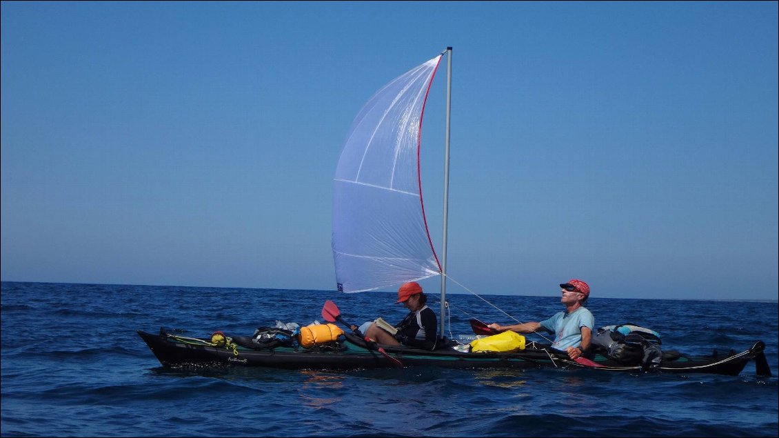 Itinérance kayak de mer en Sardaigne. Plus besoin de pagayer quand le vent se lève :-)