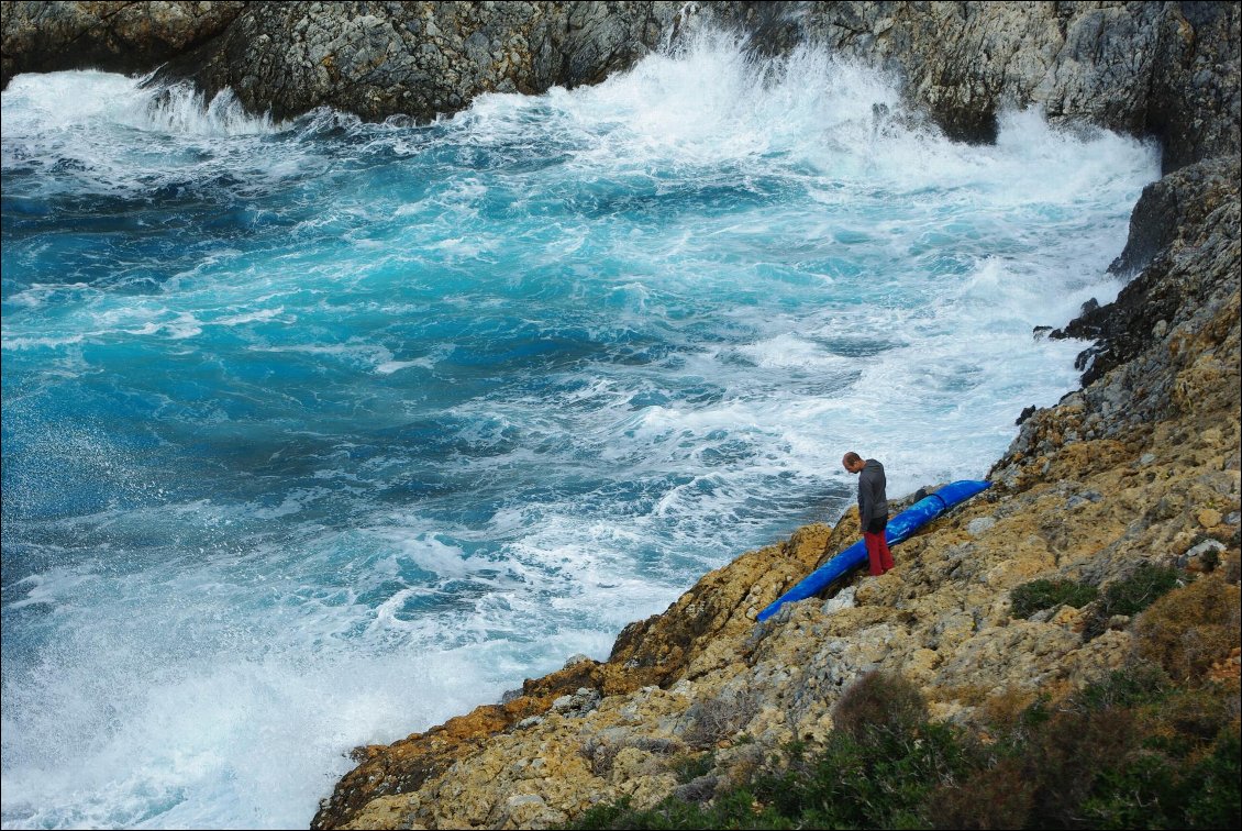 Trip kayak dans les Sporades (Gioura) lors d'un petit coup de vent, en automne 2014. La mer vient s'engouffrer dans une sorte d'entonnoir, le seul endroit de l'île où il avait été possible d'accoster la veille.
Photo : Mathieu Bouquet