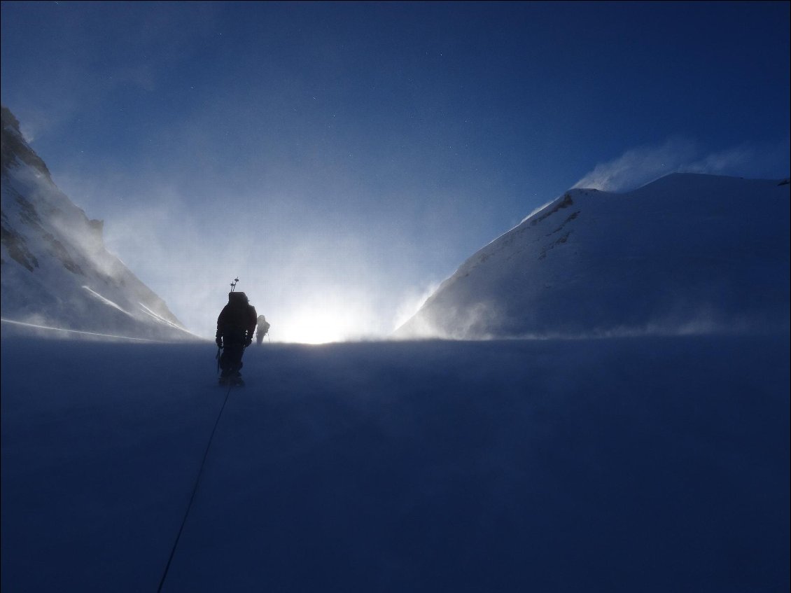 Alpinisme dans les Alpes italiennes, proche du Cervin.
Ce jour-là, ascension du Castor (sommet en haut à droite de la photo). Nous nous sommes retrouvés frigorifiés dans ce vent soutenu, jusqu'à l'apparition jouissive des premiers rayons de soleil, peu de temps après la prise de la photo.
Photo : Antoine Dossot