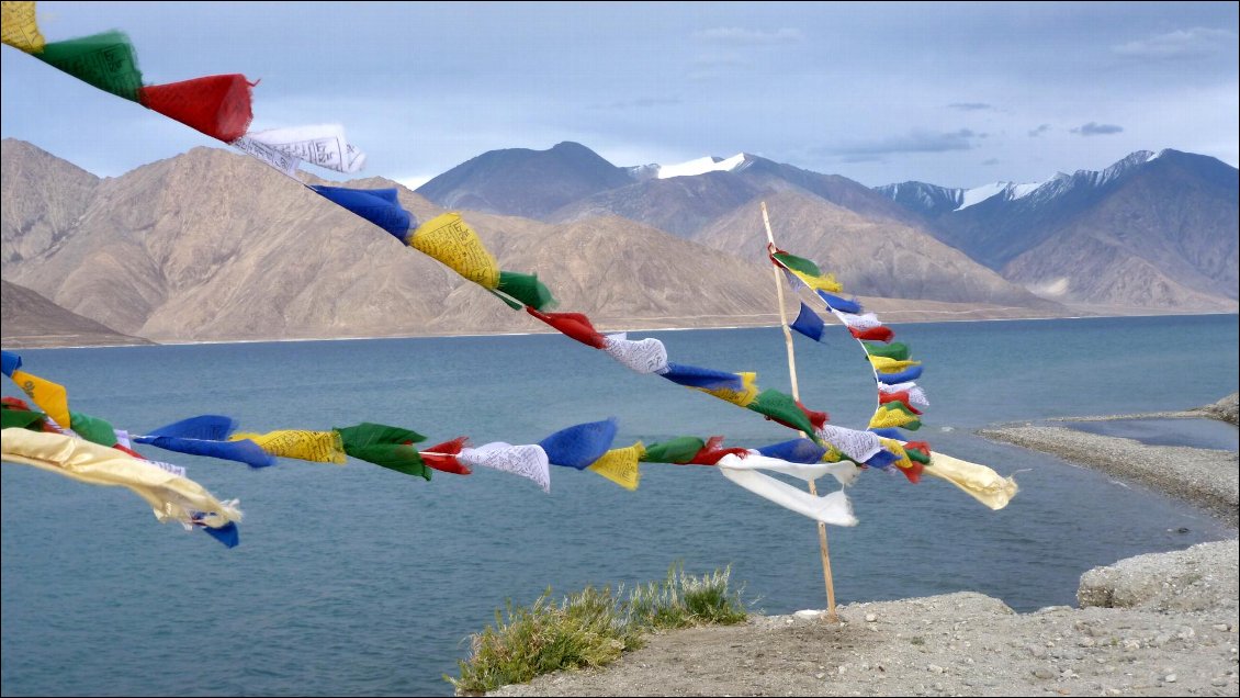 Nous nous sommes fait particulièrement décoiffer à plusieurs endroits pendant notre tour du monde, dont ici au Pagong Tso où le vent disperse les prières de ces drapeaux vers le Tibet tout proche
Photos : Julie Astier et Thomas Amory