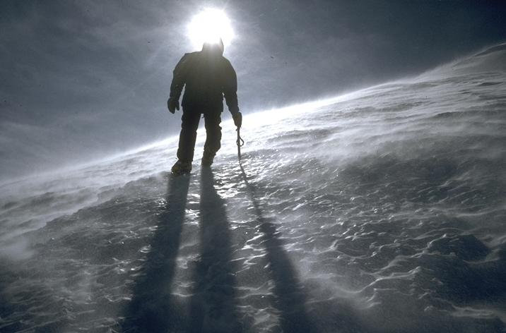 Sommet du Mont-Blanc atteint un jour de tempête. Personne au sommet : toutes les cordées des voies normales avaient renoncé dans le vent, nous en avons profité ! C'est devenu tellement rare, le mont Blanc pour soi en été...
Photos : Bernard Usé
