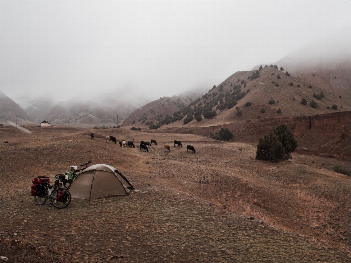 Première nuit au Kyrgyzstan et c'est la tempête !
Photo : Adam et Noémie Looker-Anselme, long voyage à vélo grimpe, voir leur site Small World on a Bike.
