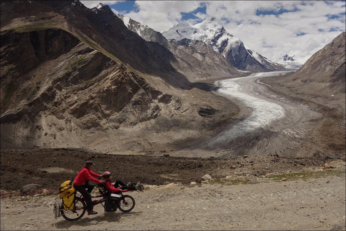 Sur la piste menant au col du Pensi La (4440 m), face au glacier Darang-Durung, long de 23 km (Zanskar).
Le tandem d'Ariane.
Himalaya indien à vélo.
Photo : Seb Langlais