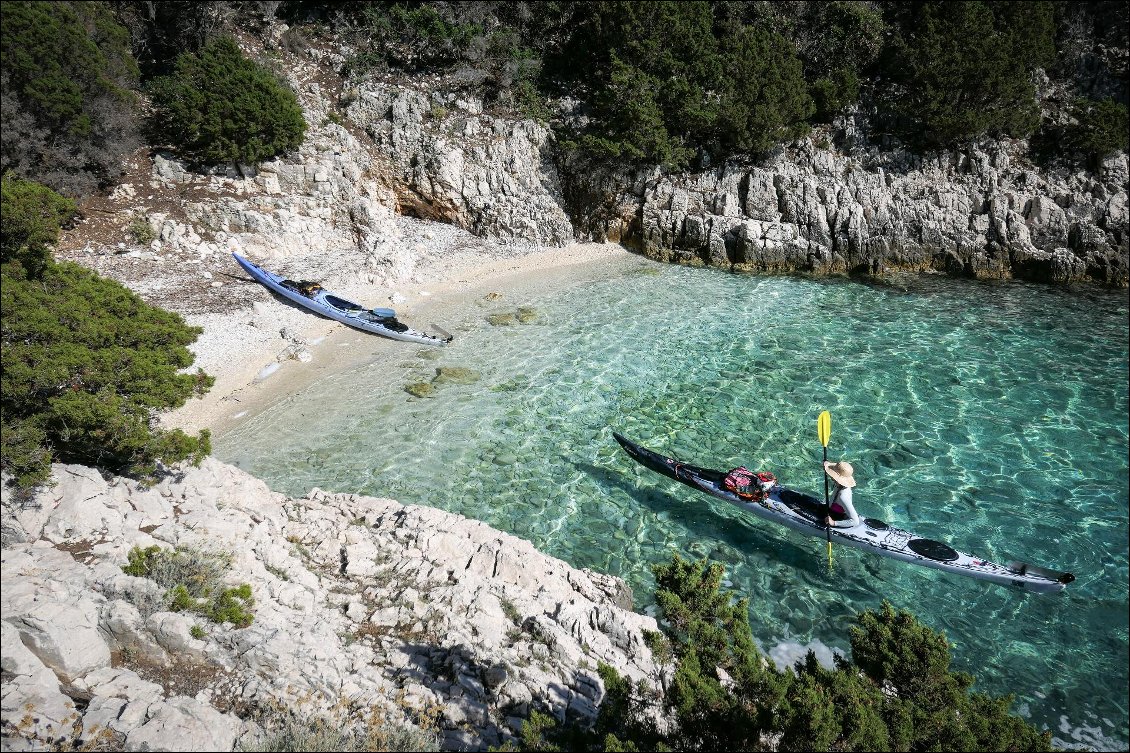 Petit bivouac aux eaux turquoise rien que pour nous ! Côte nord-ouest de l'île de Lošinj.
Photo : Carnets d'Aventures
