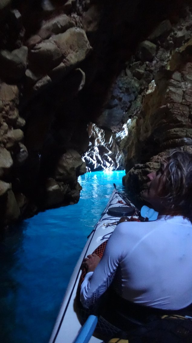 À ne pas rater, la magnifique grotte de Brbišcica sur la côte sauvage de Dugi Otok (milieu de la côte sud-ouest), dans laquelle on peut rentrer en kayak et qui est éclairée superbement par des ouvertures naturelles au plafond.
Photo : Carnets d'Aventures