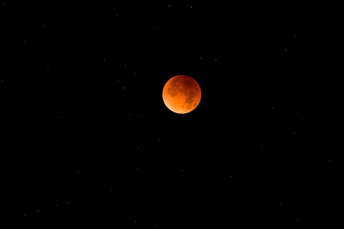 Eclipse lunaire en septembre 2015 depuis le massif du Sancy.
Photo : Guillaume Hermant, voir son site